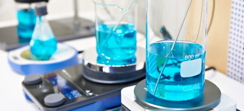 Magnetic stirring heating mantle in action, demonstrating consistent heating and stirring of liquids in laboratory glassware, essential for accurate experimental results. AELAB