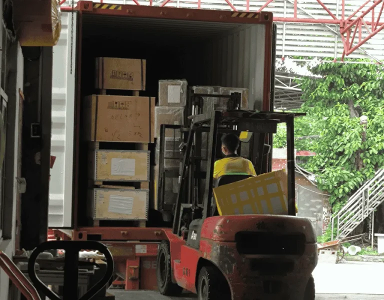 Forklifts-lift-goods-onto-the-cargo