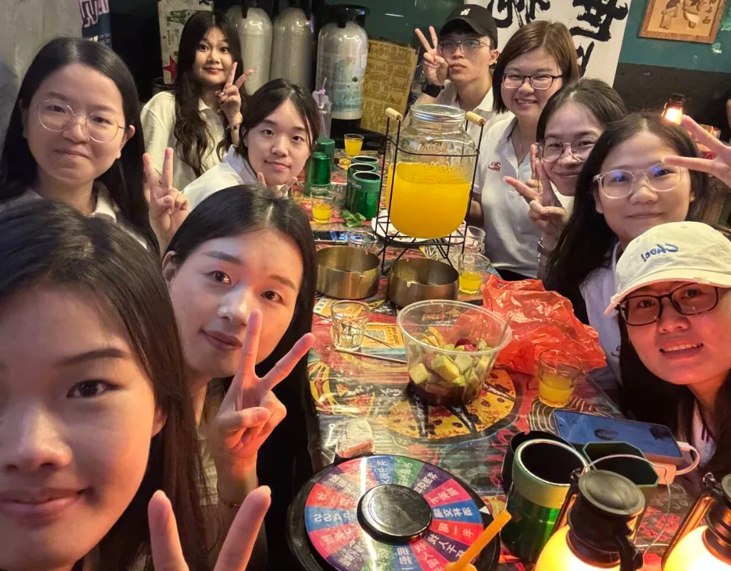 Chat-freely-in-a-small-tavern