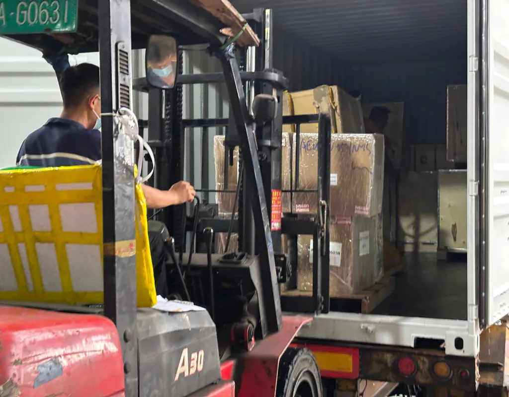 Container-loading-in-AELAB-warehouse