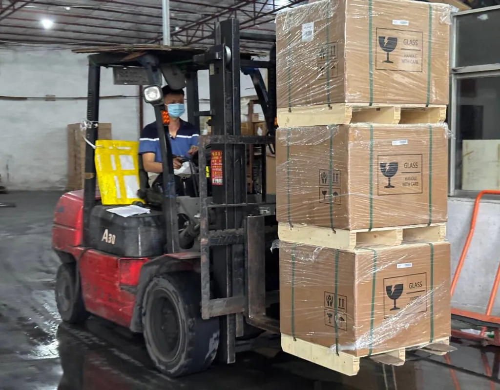 Container-loading-in-AELAB-warehouse