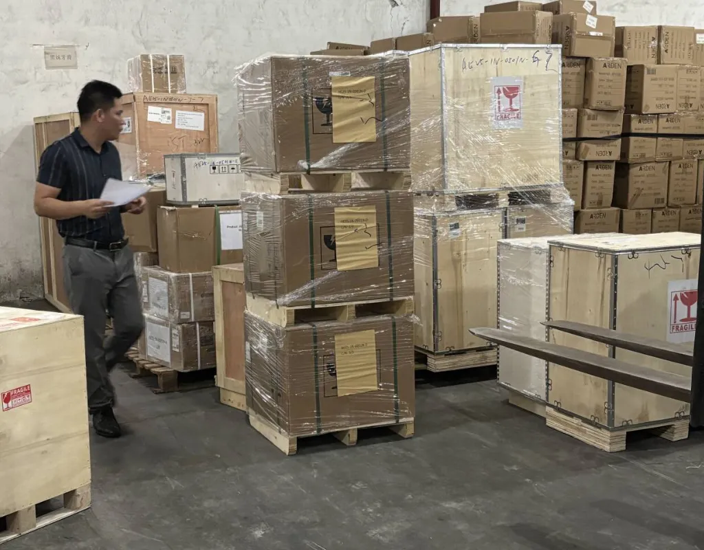 Container-loading-in-AELAB-warehouse