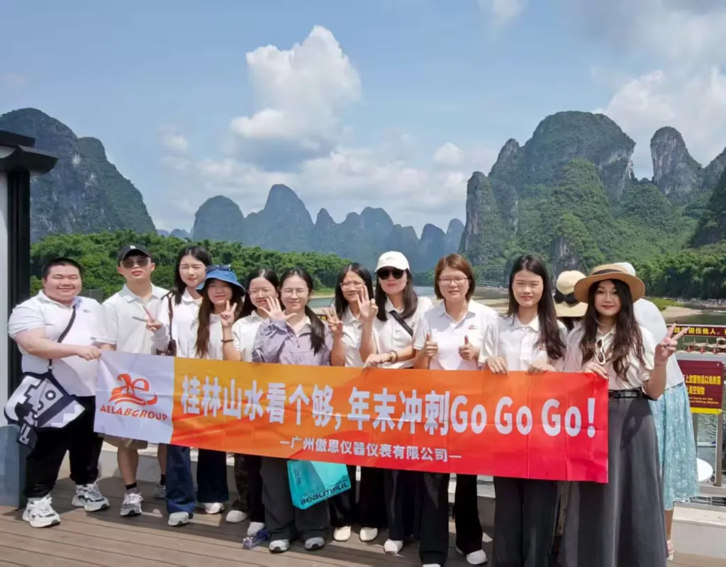 Take-a-photo-with-a-background-of-20-RMB