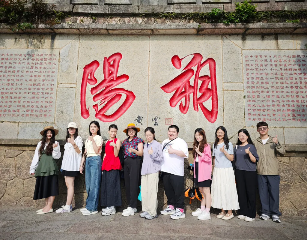 Yangshuo-Station-takes-a-group-photo-as-a-souvenir