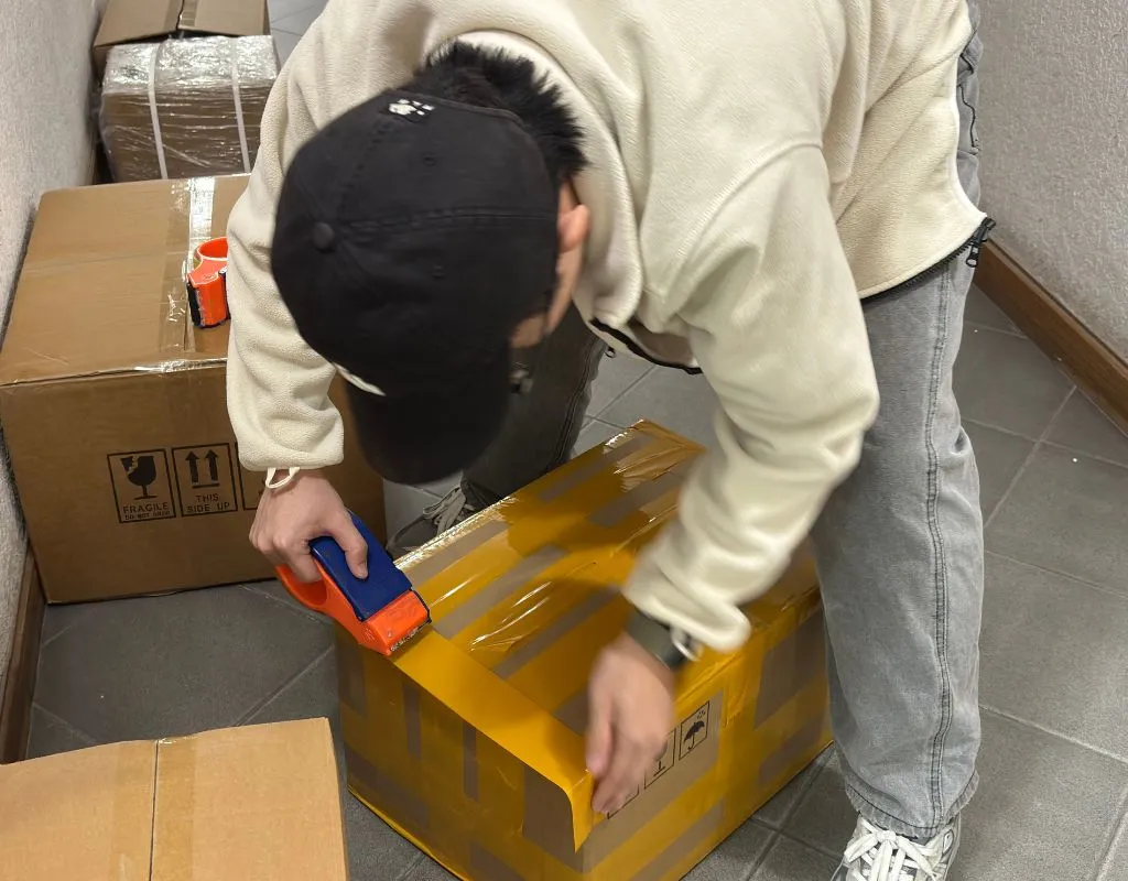 Carefully package goods (1)