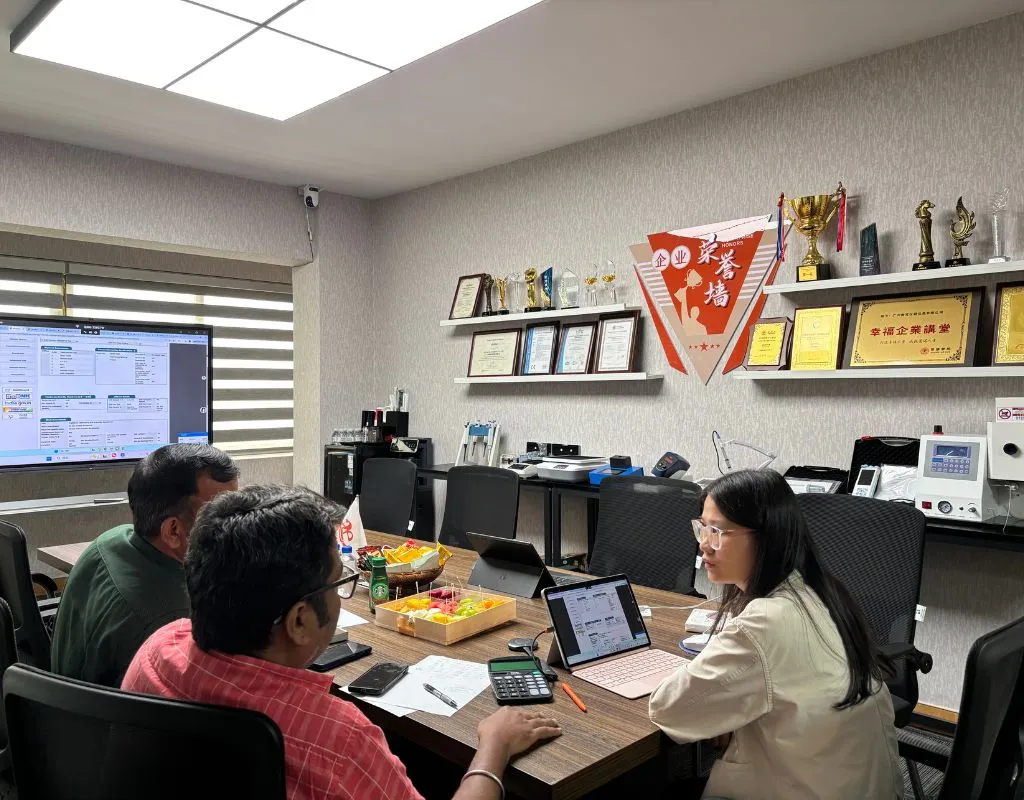 Customers visiting AELAB (3)