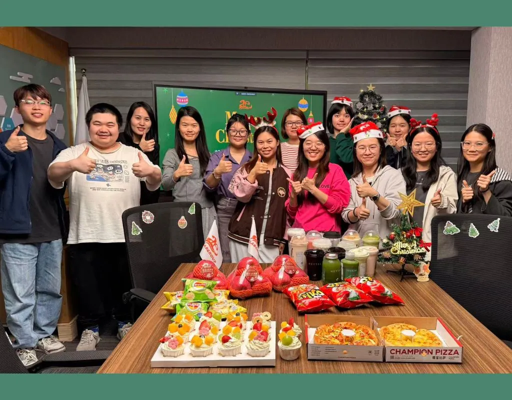 All members of AELAB celebrate Christmas together (1)