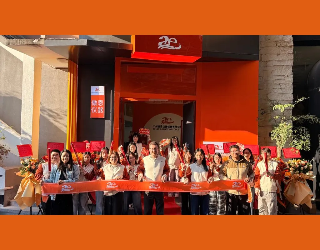 Everyone took a group photo as a souvenir (2)