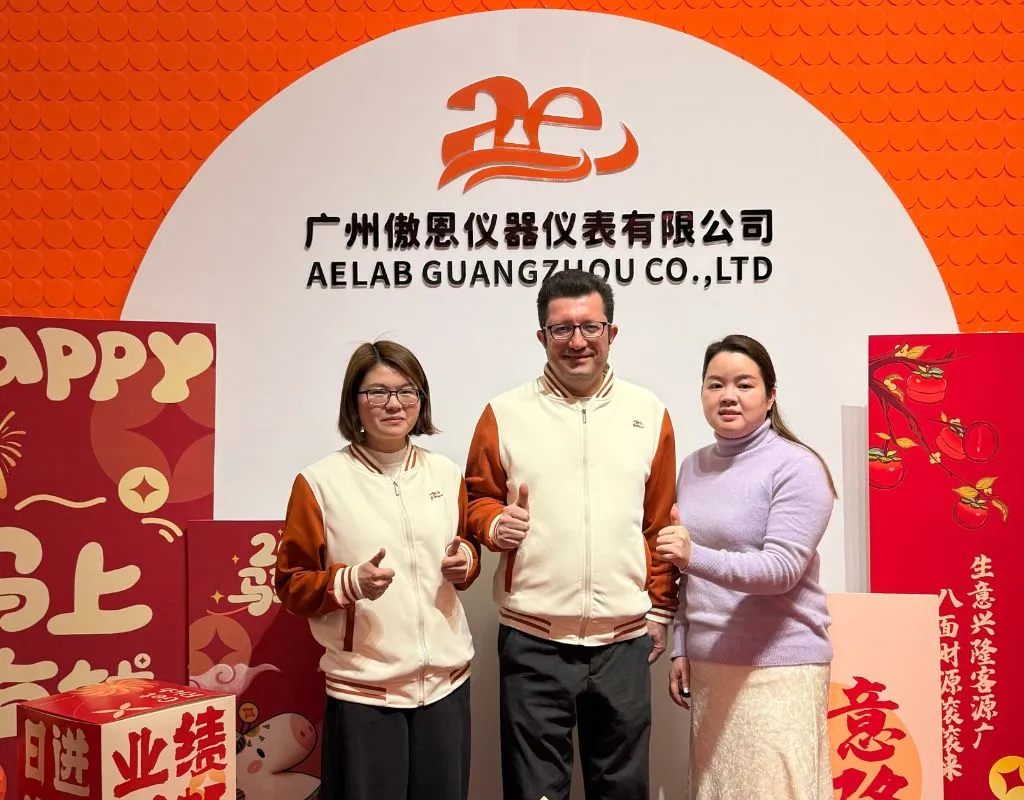 Customer photo taking as a souvenir (3)