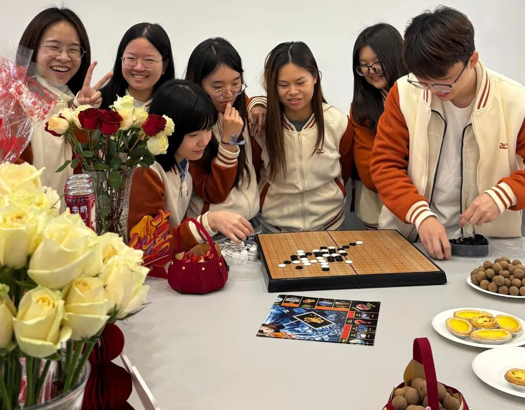Everyone is playing Gomoku