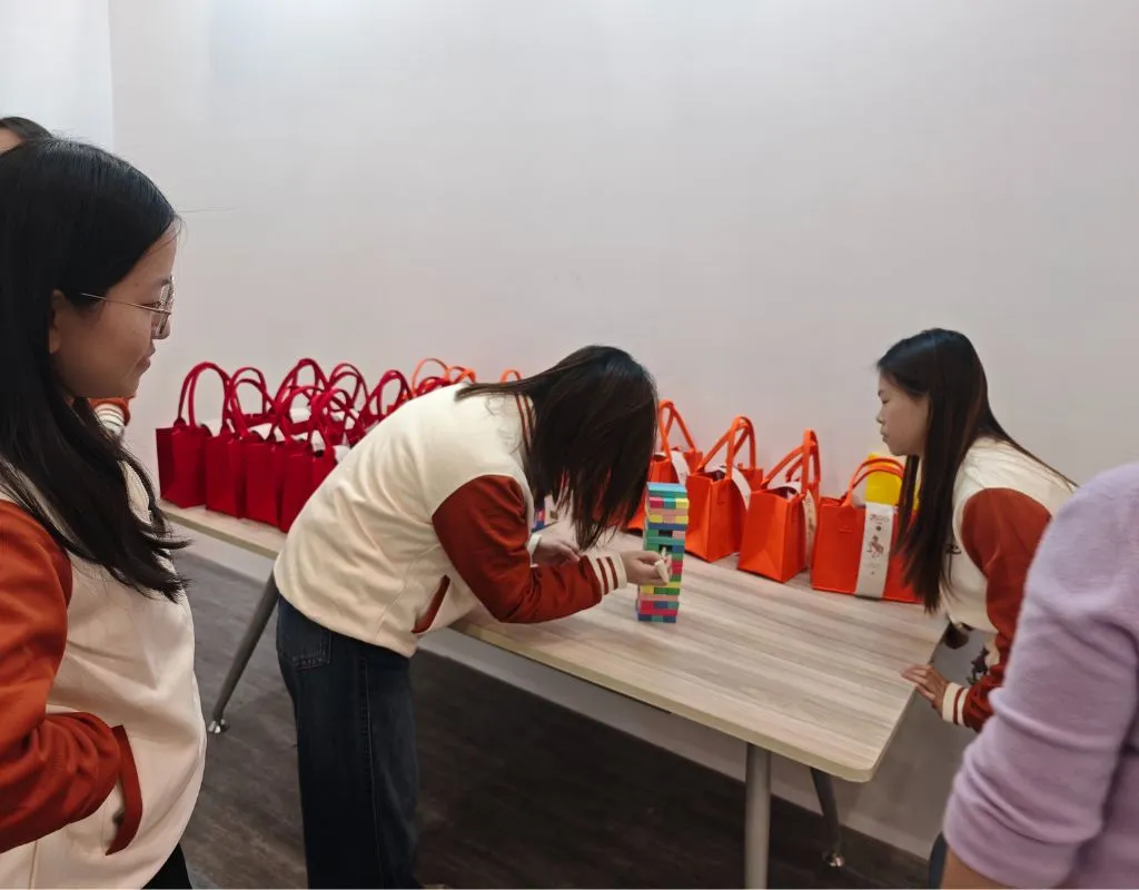 EEveryone is playing a building block gameveryone is playing a building block game