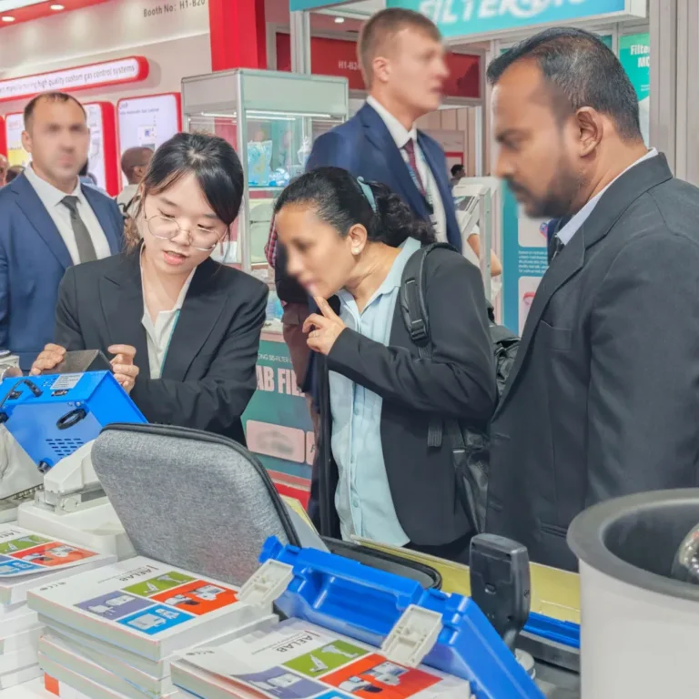 ARABLAB-Dubai-Visitor-Discussion-06.webp